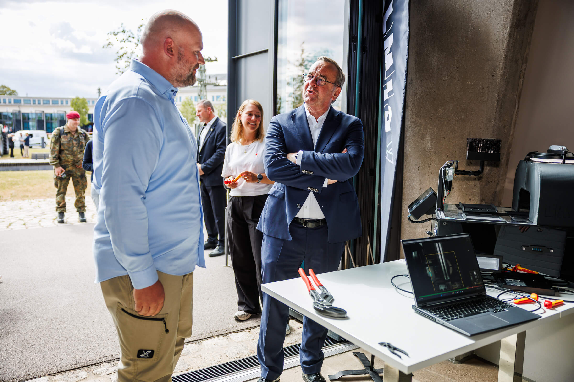 Boris Pistorius im Gespräch mit Sascha Dömer, Vorstand der LMIS AG; Foto: Lisa Finsterwalder, LMIS AG